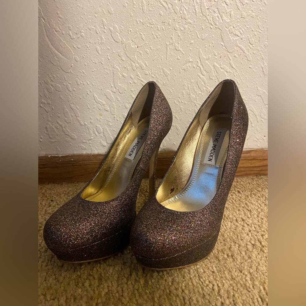 Im seeking these STEVE MADDEN glitter high heels. SO cute. She has a name too.